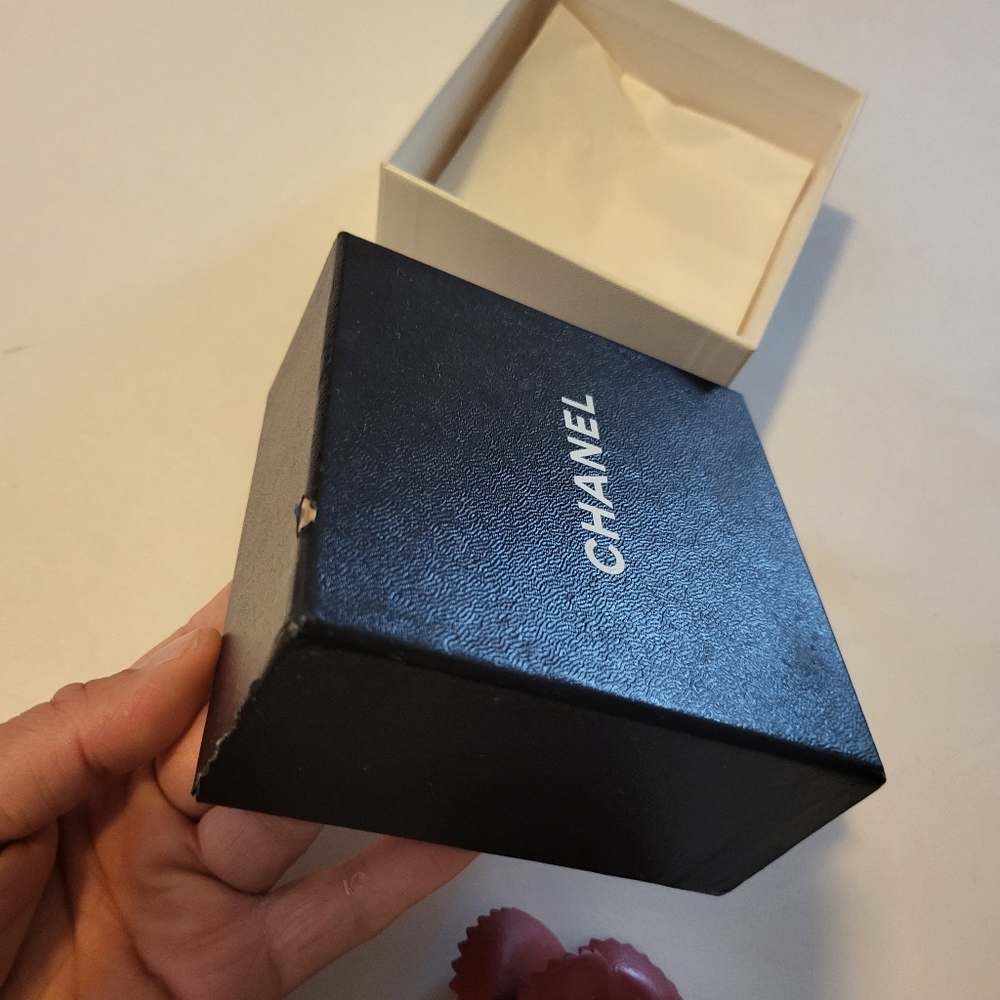 Authentic CHANEL Leather Camellia Corsage Brooch - Picture 8 of 9